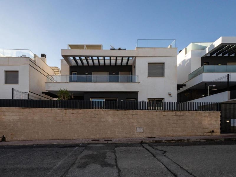 Chalet de 4 habitaciones en Orihuela Costa en venta con piscina - 490.000 € (Ref: 9677329)
