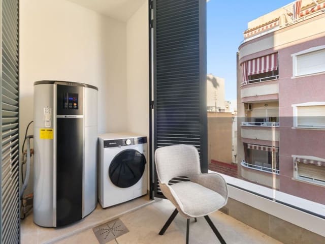 Apartamento de 2 habitaciones en Las Piscinas Naturales, Torrevieja en venta - 249.900 € (Ref: 9712127)
