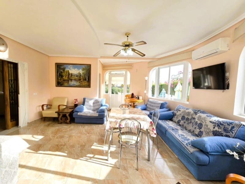 Chalet de 3 habitaciones en Playa Flamenca en venta con piscina - 570.000 € (Ref: 9741685)