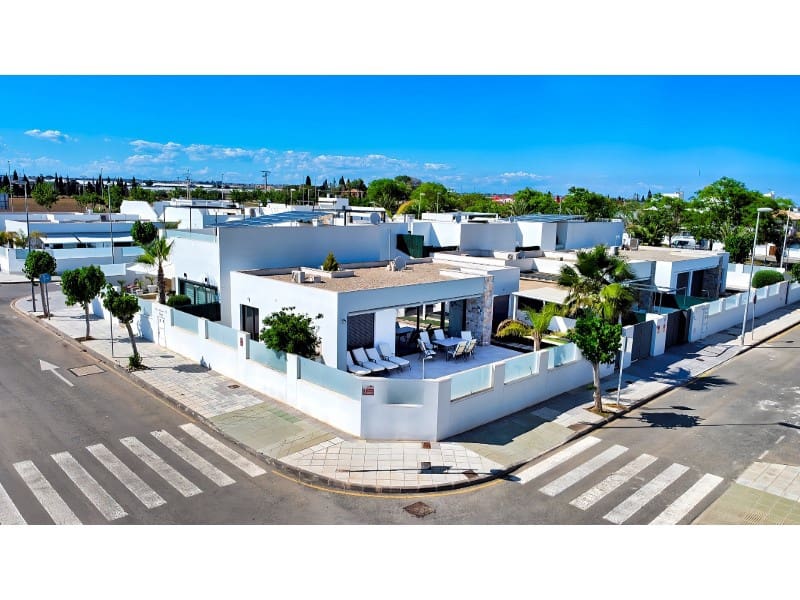 Chalet de 3 habitaciones en Pilar de la Horadada en venta - 495.000 € (Ref: 9741688)