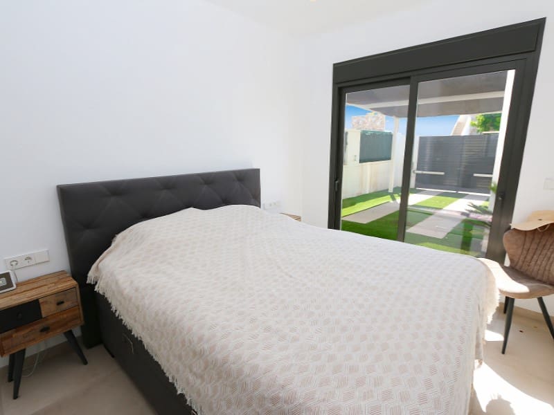 Chalet de 3 habitaciones en Pilar de la Horadada en venta - 495.000 € (Ref: 9741688)