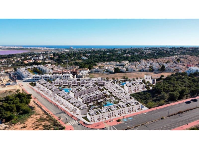 Bungalow de 2 habitaciones en Torrevieja en venta con piscina - 309.900 € (Ref: 9741691)