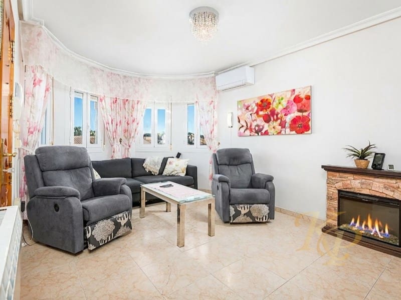 5 bedroom Villa for sale in Los Altos with pool - € 396,000 (Ref: 9780459)