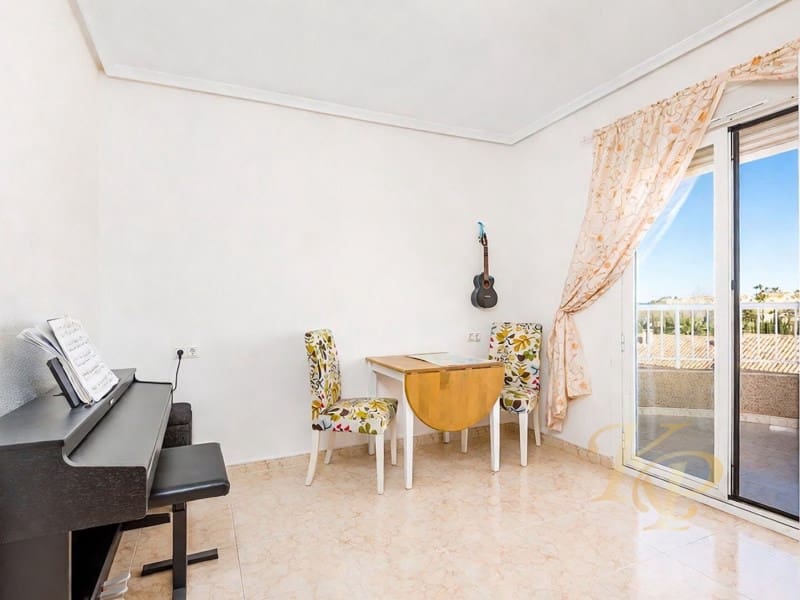 5 bedroom Villa for sale in Los Altos with pool - € 396,000 (Ref: 9780459)