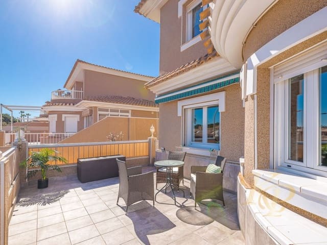 5 bedroom Villa for sale in Los Altos with pool - € 396,000 (Ref: 9780459)