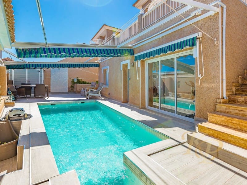 5 bedroom Villa for sale in Los Altos with pool - € 396,000 (Ref: 9780459)