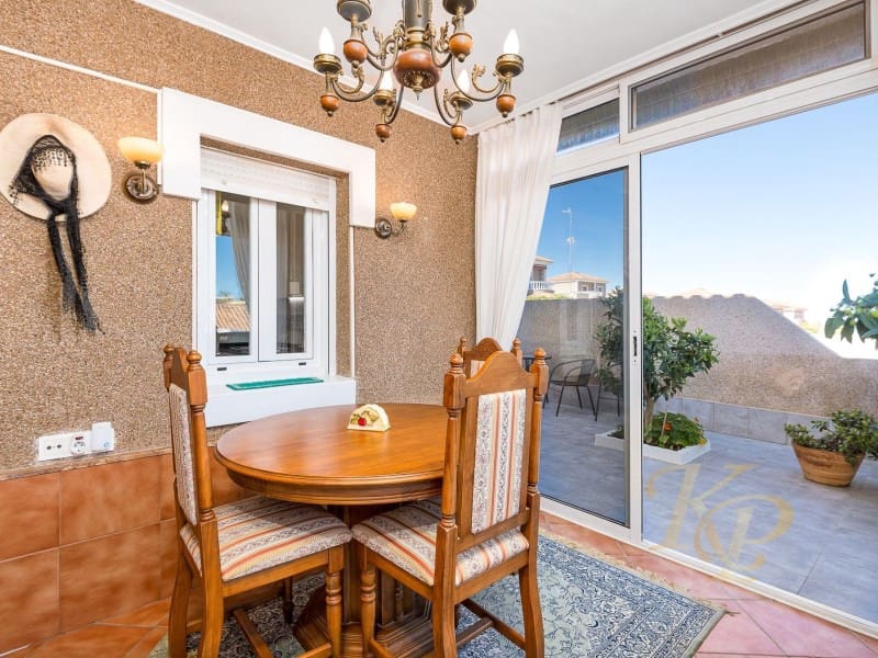 5 bedroom Villa for sale in Los Altos with pool - € 396,000 (Ref: 9780459)