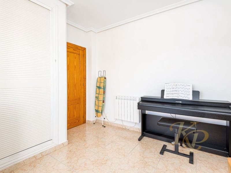 5 bedroom Villa for sale in Los Altos with pool - € 396,000 (Ref: 9780459)