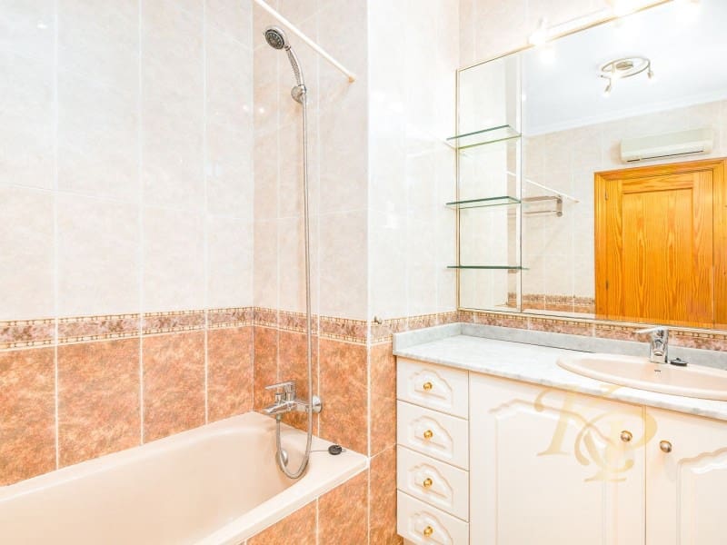 5 bedroom Villa for sale in Los Altos with pool - € 396,000 (Ref: 9780459)