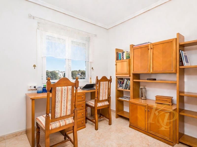 5 bedroom Villa for sale in Los Altos with pool - € 396,000 (Ref: 9780459)