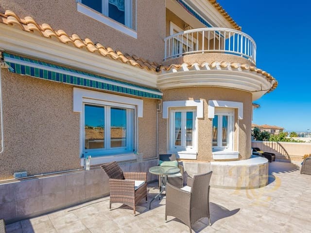 5 bedroom Villa for sale in Los Altos with pool - € 396,000 (Ref: 9780459)