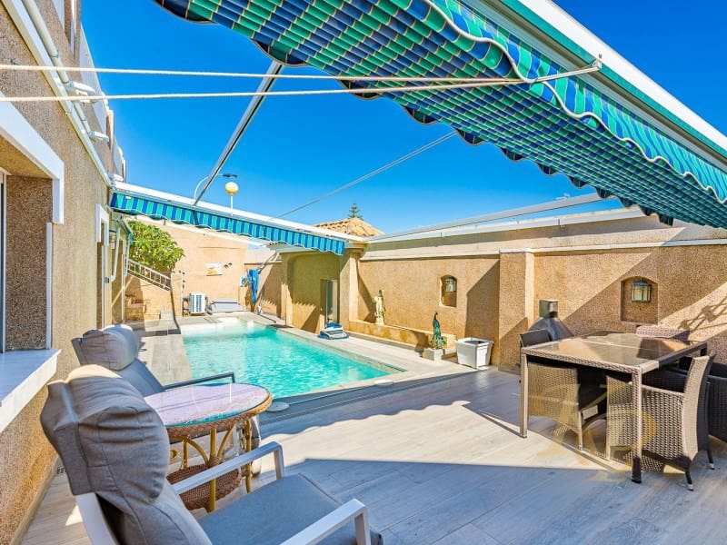 5 bedroom Villa for sale in Los Altos with pool - € 396,000 (Ref: 9780459)