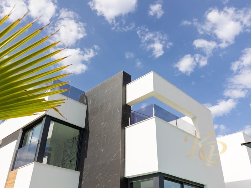 Chalet de 3 habitaciones en Torrevieja en venta con piscina - 639.000 € (Ref: 9806399)