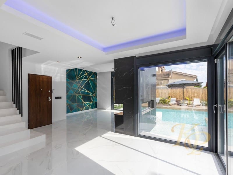 Chalet de 3 habitaciones en Torrevieja en venta con piscina - 639.000 € (Ref: 9806399)