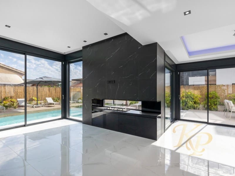 Chalet de 3 habitaciones en Torrevieja en venta con piscina - 639.000 € (Ref: 9806399)