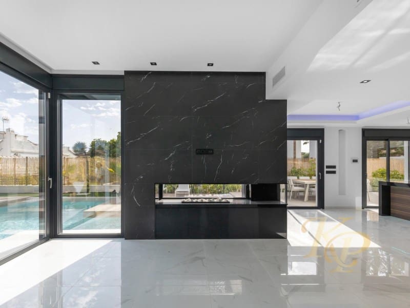 Chalet de 3 habitaciones en Torrevieja en venta con piscina - 639.000 € (Ref: 9806399)