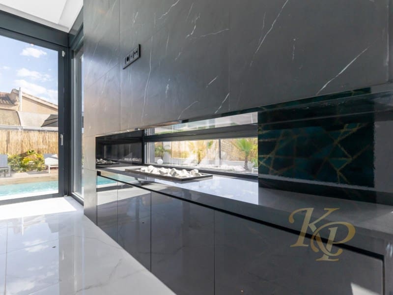 Chalet de 3 habitaciones en Torrevieja en venta con piscina - 639.000 € (Ref: 9806399)