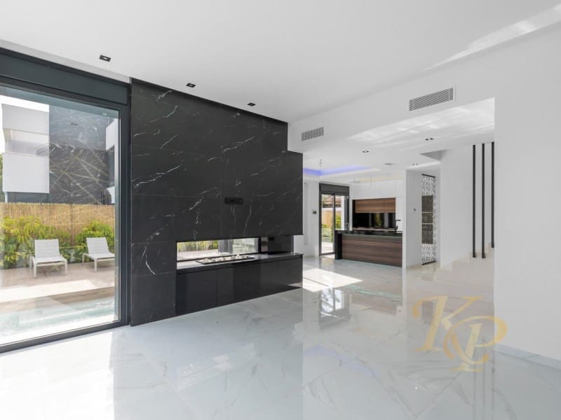 Chalet de 3 habitaciones en Torrevieja en venta con piscina - 639.000 € (Ref: 9806399)