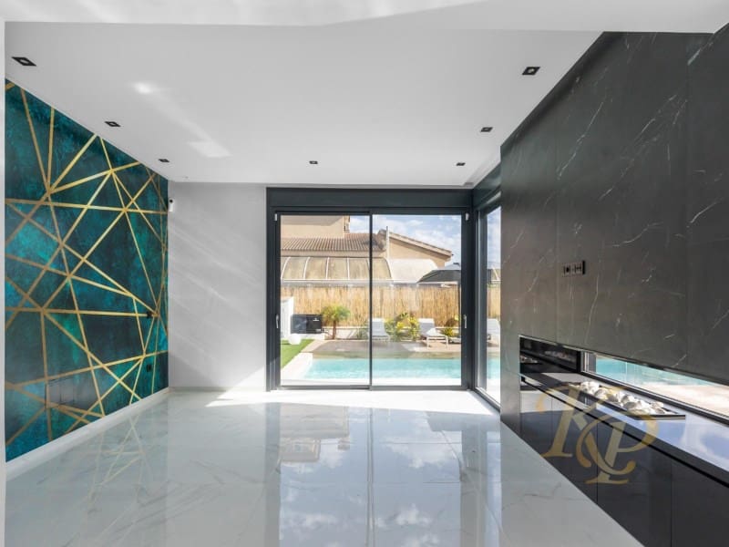 Chalet de 3 habitaciones en Torrevieja en venta con piscina - 639.000 € (Ref: 9806399)