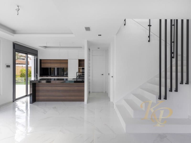 Chalet de 3 habitaciones en Torrevieja en venta con piscina - 639.000 € (Ref: 9806399)