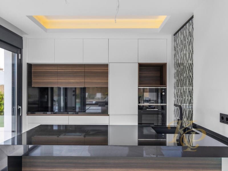 Chalet de 3 habitaciones en Torrevieja en venta con piscina - 639.000 € (Ref: 9806399)