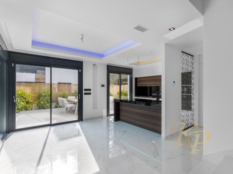 Chalet de 3 habitaciones en Torrevieja en venta con piscina - 639.000 € (Ref: 9806399)