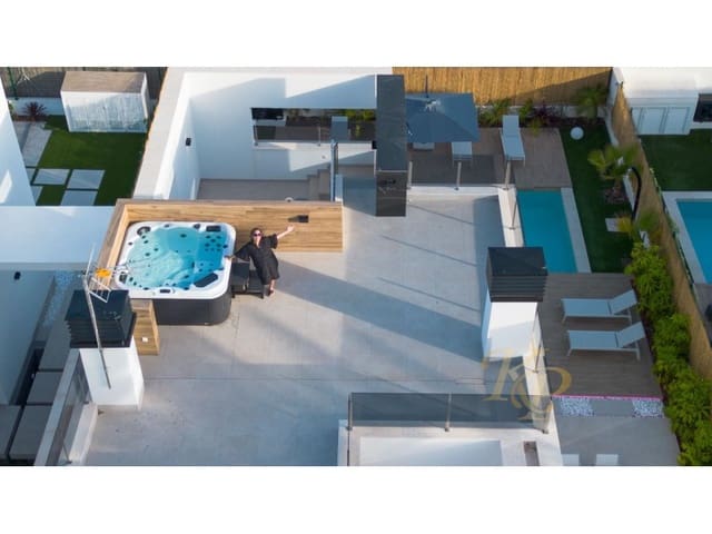 Chalet de 3 habitaciones en El Chaparral - La Siesta - La Torreta, Torrevieja en venta con piscina - 639.000 € (Ref: 9806399)