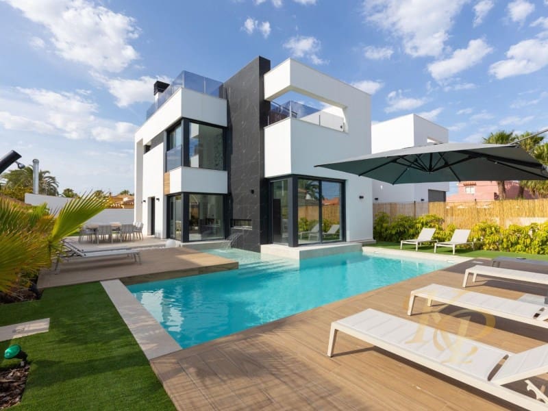 Chalet de 3 habitaciones en Torrevieja en venta con piscina - 639.000 € (Ref: 9806399)