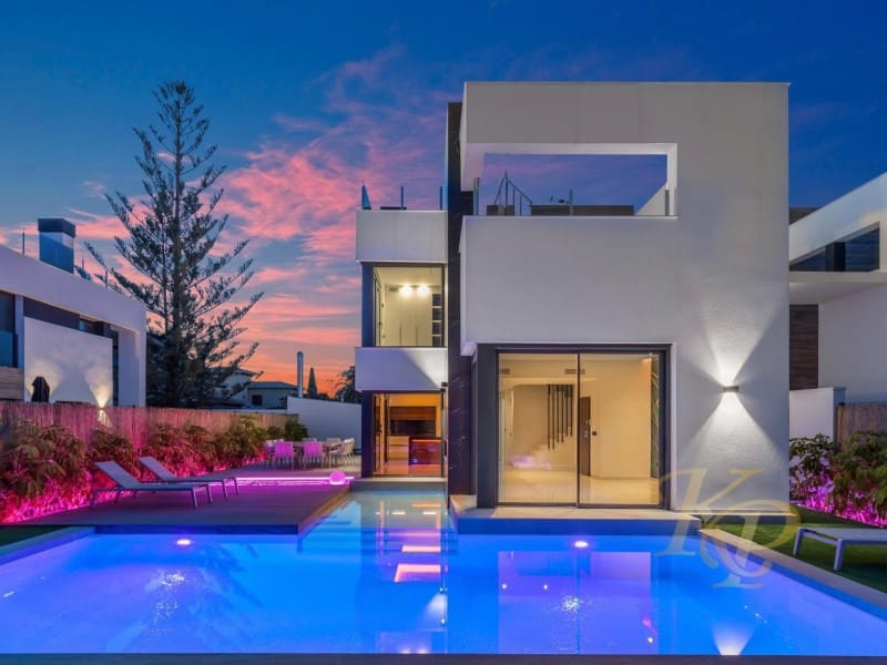 Chalet de 3 habitaciones en Torrevieja en venta con piscina - 639.000 € (Ref: 9806399)