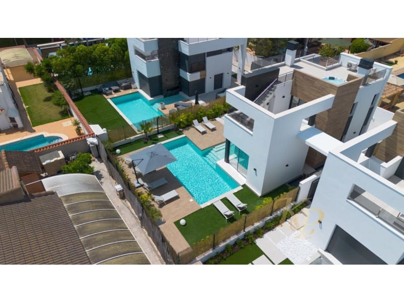 Chalet de 3 habitaciones en Torrevieja en venta con piscina - 639.000 € (Ref: 9806399)