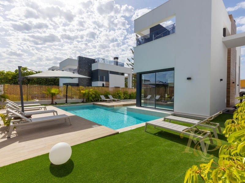 Chalet de 3 habitaciones en Torrevieja en venta con piscina - 639.000 € (Ref: 9806399)