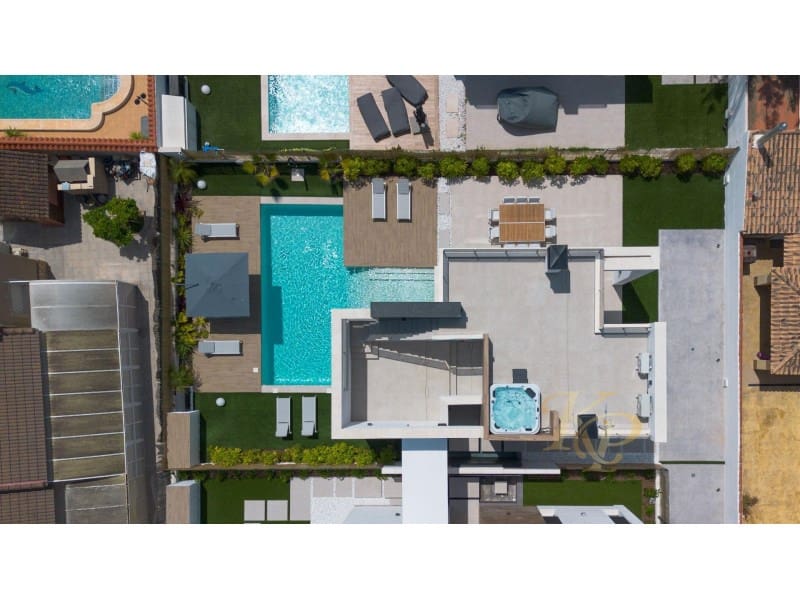 Chalet de 3 habitaciones en Torrevieja en venta con piscina - 639.000 € (Ref: 9806399)