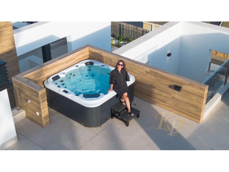 Chalet de 3 habitaciones en Torrevieja en venta con piscina - 639.000 € (Ref: 9806399)