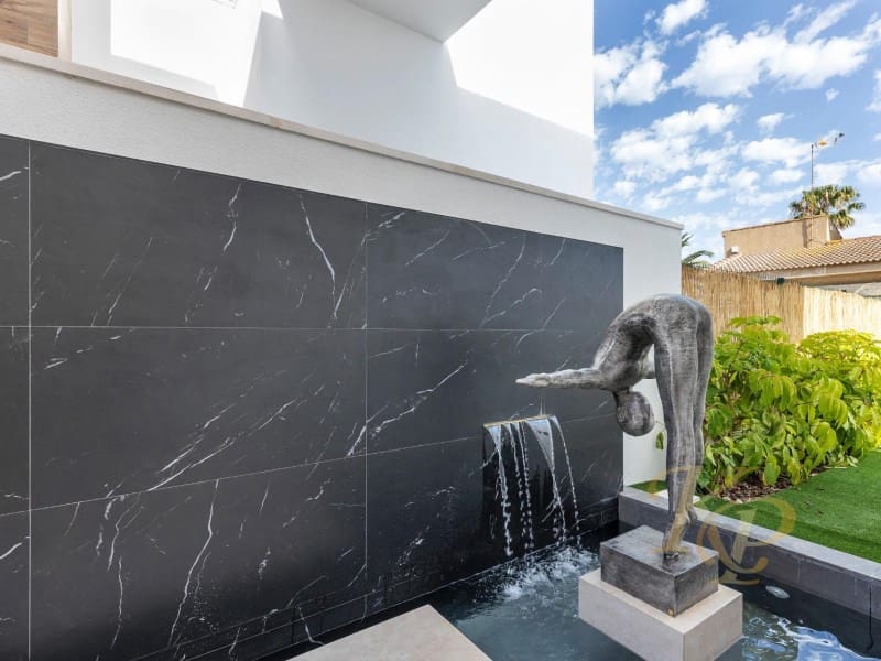 Chalet de 3 habitaciones en Torrevieja en venta con piscina - 639.000 € (Ref: 9806399)