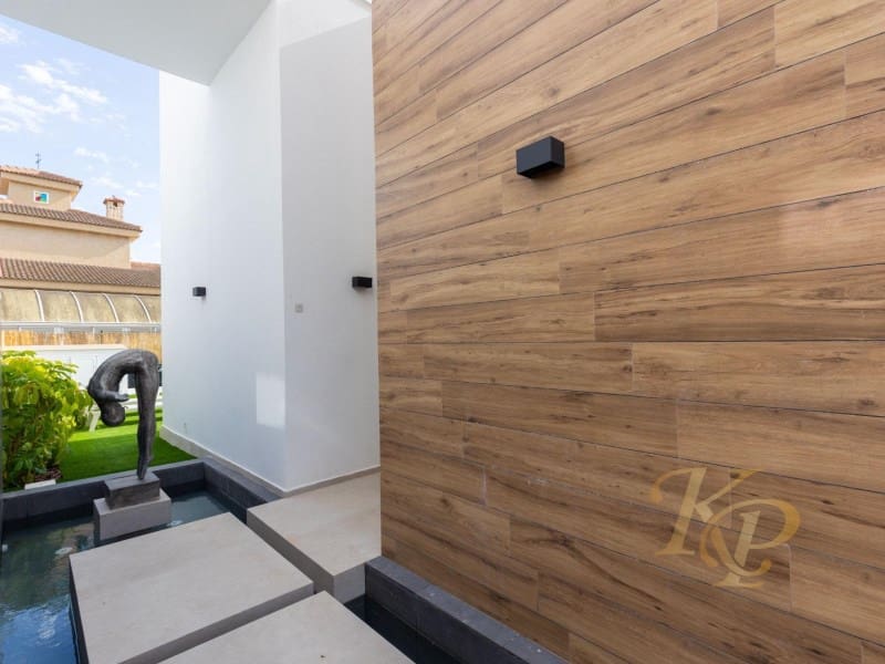 Chalet de 3 habitaciones en Torrevieja en venta con piscina - 639.000 € (Ref: 9806399)