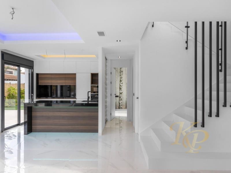 Chalet de 3 habitaciones en Torrevieja en venta con piscina - 639.000 € (Ref: 9806399)