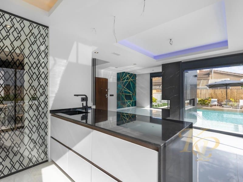 Chalet de 3 habitaciones en Torrevieja en venta con piscina - 639.000 € (Ref: 9806399)