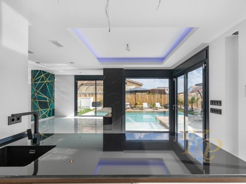 Chalet de 3 habitaciones en Torrevieja en venta con piscina - 639.000 € (Ref: 9806399)