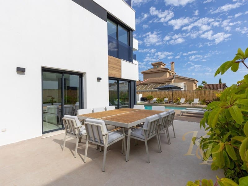 Chalet de 3 habitaciones en Torrevieja en venta con piscina - 639.000 € (Ref: 9806399)