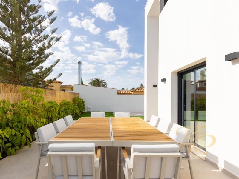 Chalet de 3 habitaciones en Torrevieja en venta con piscina - 639.000 € (Ref: 9806399)