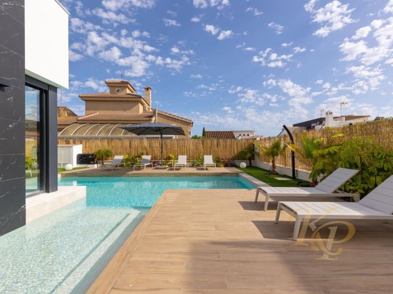 Chalet de 3 habitaciones en Torrevieja en venta con piscina - 639.000 € (Ref: 9806399)