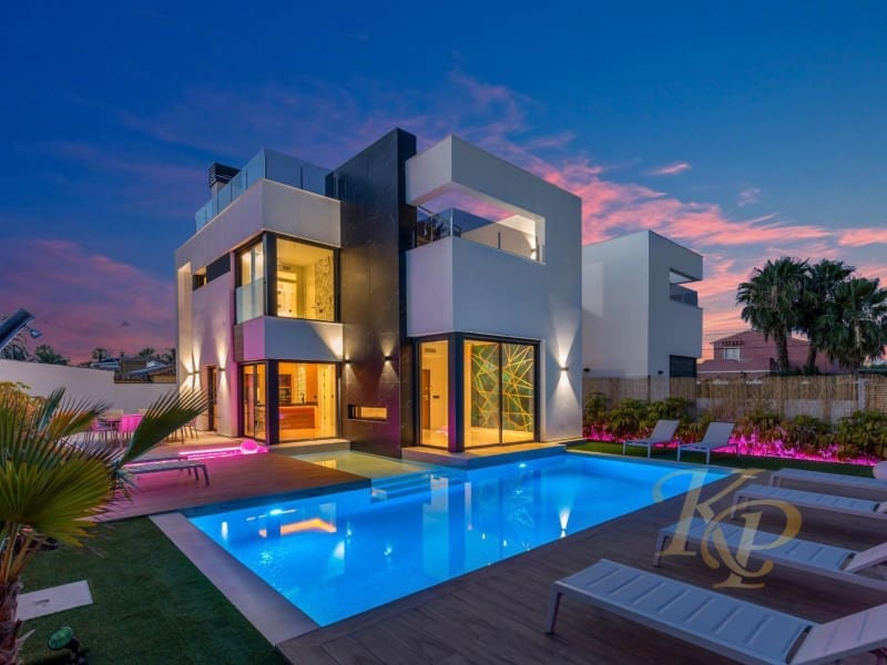 Chalet de 3 habitaciones en Torrevieja en venta con piscina - 639.000 € (Ref: 9806399)