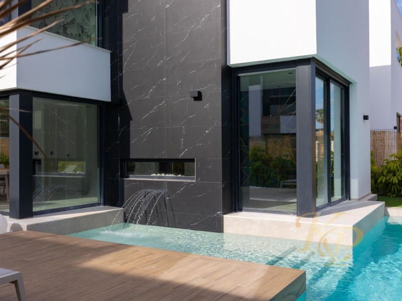 Chalet de 3 habitaciones en Torrevieja en venta con piscina - 639.000 € (Ref: 9806399)