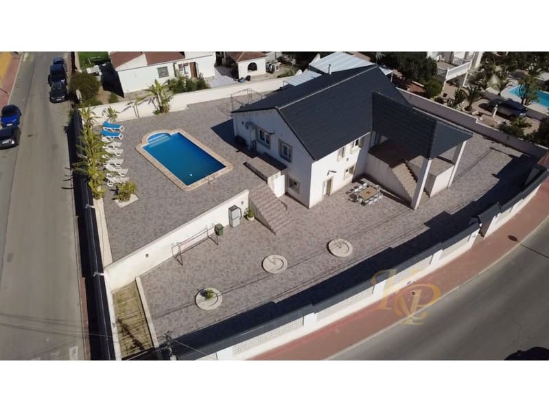5 slaapkamer Villa te koop in Torrevieja - € 595.000 (Ref: 9811499)