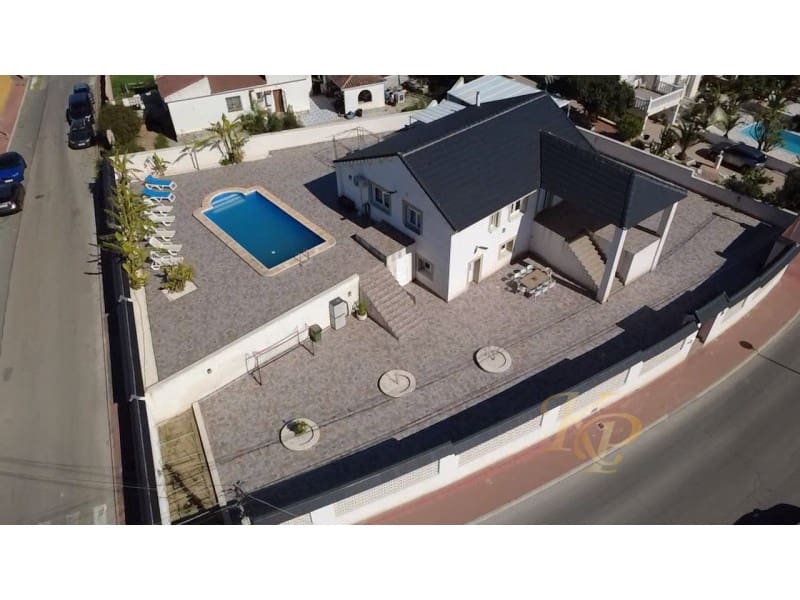5 slaapkamer Villa te koop in Torrevieja - € 595.000 (Ref: 9811499)