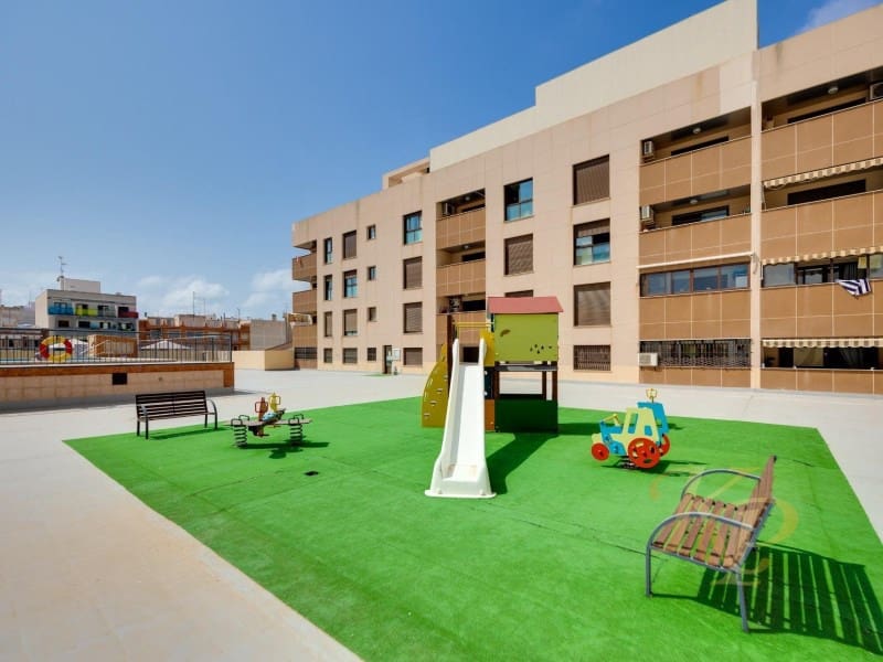 2 slaapkamer Appartement te koop in Torrevieja met garage - € 189.000 (Ref: 9811501)