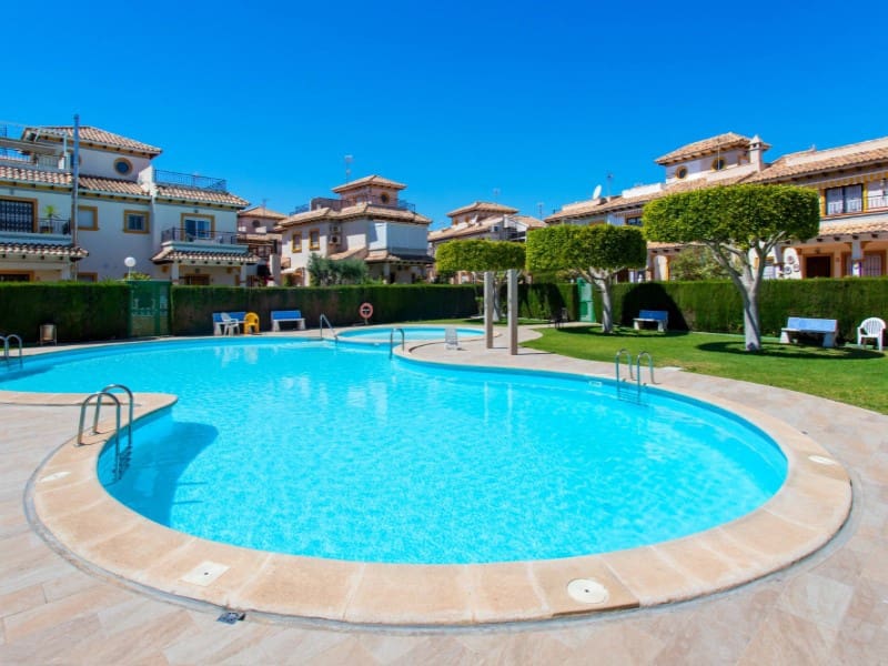 2 soveværelse Bungalow til salg i Orihuela Costa med swimmingpool - € 188.700 (Ref: 9824998)