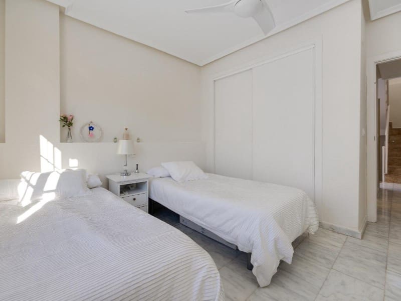 4 Zimmer Villa zu verkaufen in Orihuela Costa mit Pool - 436.000 € (Ref: 9825000)