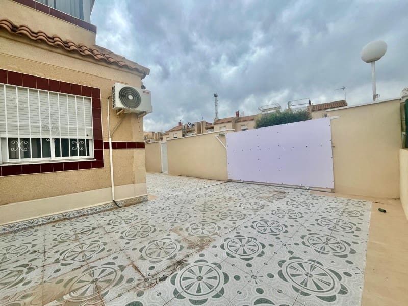 3 makuuhuone Omakotitalo myytävänä paikassa Torrevieja mukana uima-altaan - 179 000 € (Ref: 9833816)