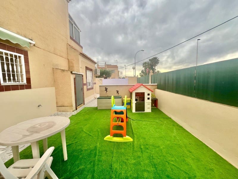 3 makuuhuone Omakotitalo myytävänä paikassa Torrevieja mukana uima-altaan - 179 000 € (Ref: 9833816)